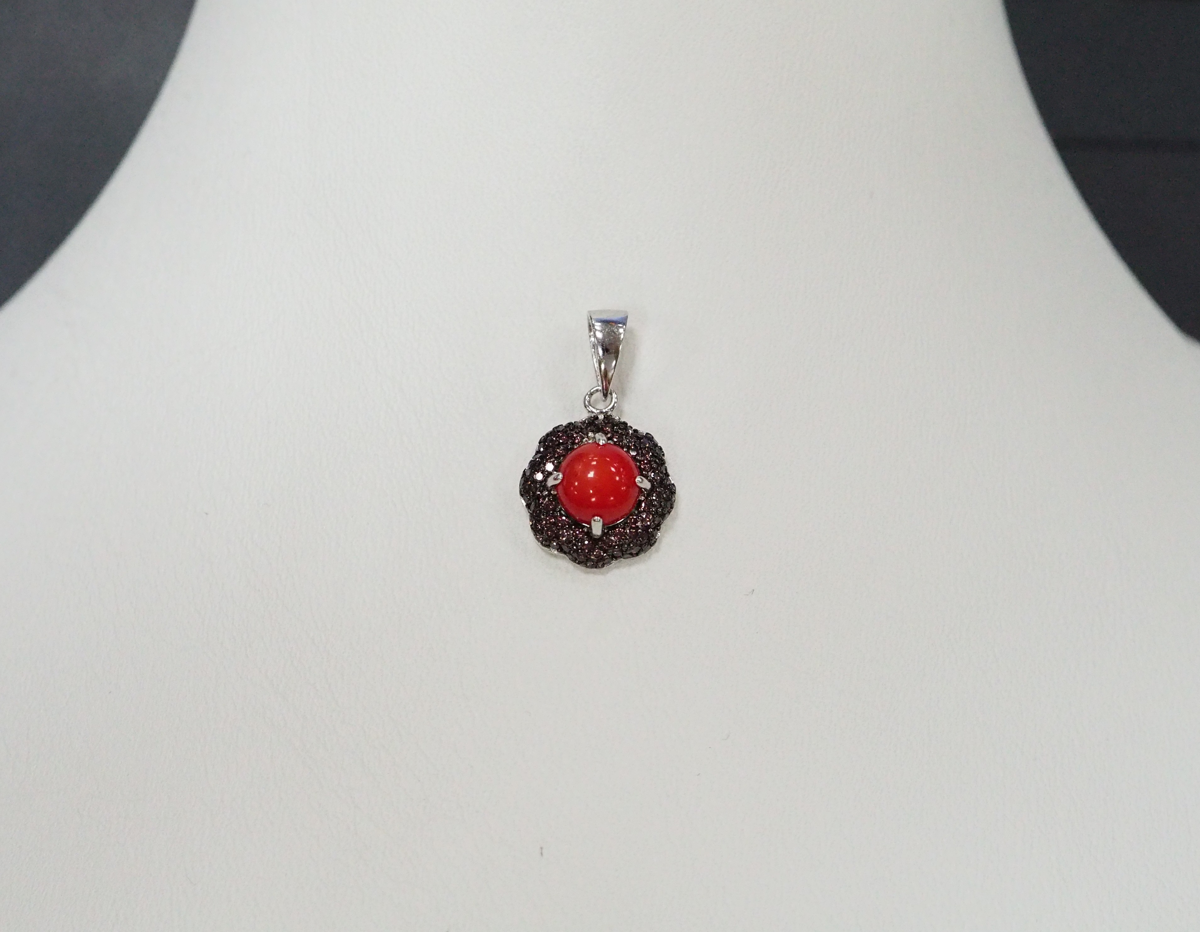 Серебряная подвеска с кораллом